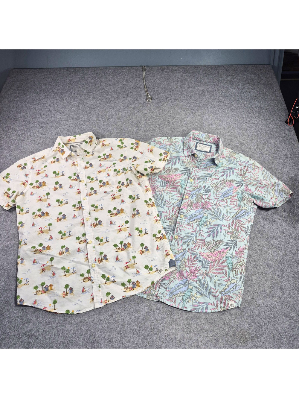 2 Free Planet Men's Tropical Button-Up Shirt Sz Men's Large Light Blue & white